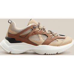Buty w sportowym stylu - Beżowy. Brązowe buty sportowe męskie Reserved, bez zapięcia. W wyprzedaży za 99,99 zł.