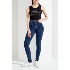 Jeansy typu extra high waist. Jeansy damskie Moodo, s, bez wzorów, z jeansu, z podwyższonym stanem. Za 19,99 zł.