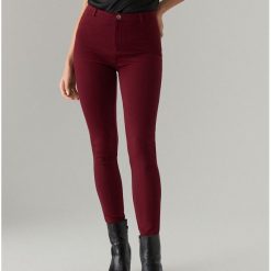 Spodnie super skinny - Bordowy. Spodnie damskie Mohito. Za 79,99 zł.