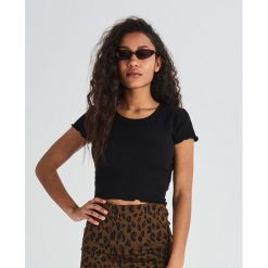 Dopasowany crop top - Czarny. Czarne topy damskie marki Sinsay, s, bez wzorów, bez kołnierzyka. Za 14,99 zł.