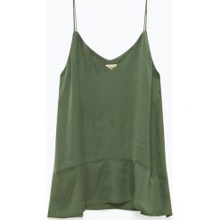 Top "Akining" w kolorze ciemnozielonym. Zielone bluzki damskie American Vintage, s, bez wzorów, z falbankami, bez rękawów. W wyprzedaży za 159,95 zł.