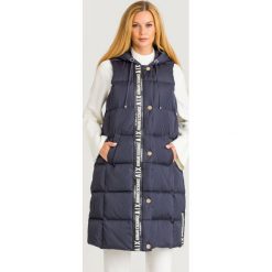 KAMIZELKA PUCHOWA Armani Exchange. Niebieskie kamizelki damskie Armani Exchange, s, z aplikacjami, z puchu, z kapturem. Za 1449,00 zł.