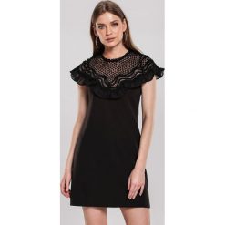 Czarna Sukienka Swarming. Czarne sukienki damskie other, s, bez wzorów, bez kołnierzyka, bez rękawów, mini. Za 119,99 zł.