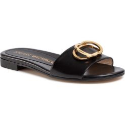 Klapki STUART WEITZMAN - Caios S1349 Black. Czarne klapki damskie Stuart Weitzman, bez wzorów, ze skóry, bez obcasa, na obcasie. W wyprzedaży za 899,00 zł.