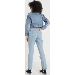 Levi's® CROPPED TRUCKER Kurtka jeansowa small talk. Niebieskie żakiety damskie Levi's®, s, bez wzorów, z bawełny. Za 369,00 zł.