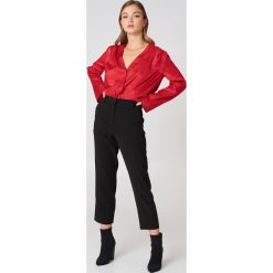 NA-KD Trend Spodnie z surowo wykończonymi nogawkami - Black. Czarne spodnie z wysokim stanem marki NA-KD Trend, z poliesteru. Za 161,95 zł.