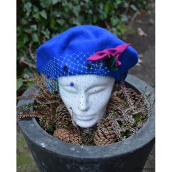 Niebieski beret. Niebieskie czapki damskie marki Pakamera, z aplikacjami, z wełny. Za 150,00 zł.