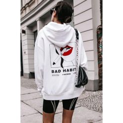 Bluza damska ENDALA. Białe bluzy sportowe damskie Bluza damska ENDALA, uniwersalny, z nadrukiem, bez rękawów, bez kaptura. W wyprzedaży za 69,00 zł.