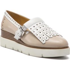 Półbuty GEOX - D Kattilou E D827PE 00085 CH61Z Lt Taupe/White. Brązowe półbuty damskie Geox, bez wzorów, ze skóry ekologicznej, bez obcasa, na koturnie, bez zapięcia. W wyprzedaży za 299,00 zł.