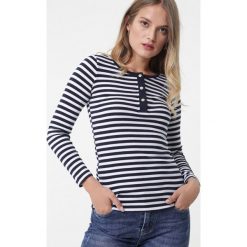 Granatowa Bluzka Wakeley. Niebieskie bluzki damskie Born2be, xl, w paski, z dzianiny, z okrągłym kołnierzem. Za 69,99 zł.