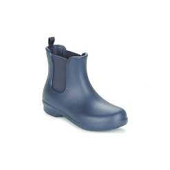 Buty Crocs FREESAIL CHELSEA BOOT. Niebieskie klapki damskie Crocs, bez wzorów, na wysokim obcasie. W wyprzedaży za 153,30 zł.