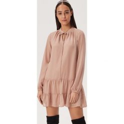 Sukienka z falbankami - Beżowy. Brązowe sukienki damskie Sinsay, s, bez wzorów, z falbankami, bez rękawów. Za 59,99 zł.