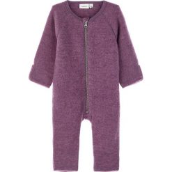 Wełniany pajacyk "Mino" w kolorze fioletowym. Fioletowe body niemowlęce name it girls, bez wzorów, z wełny, bez rękawów, bez kaptura. W wyprzedaży za 117,95 zł.
