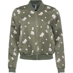 Satynowa kurtka bomberka bonprix oliwkowy w kwiaty. Zielone kurtki damskie marki bonprix, w kwiaty, z satyny, bez kaptura. Za 119,99 zł.