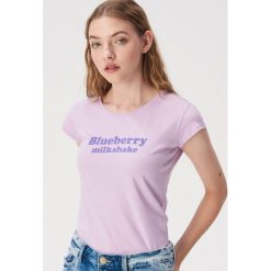 T-shirt z napisem - Fioletowy. Fioletowe t-shirty damskie Sinsay, xl, z napisami, bez kołnierzyka. Za 9,99 zł.