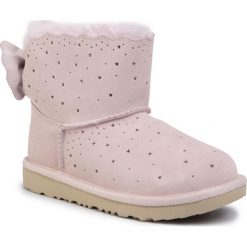 Buty UGG - K Mini Bailey Bow II Starry Lite 1107150K Slpn. Różowe śniegowce dziewczęce Ugg, bez zapięcia. Za 729,00 zł.