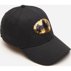 Czapka z cekinową aplikacją Batman - Czarny. Czarne czapki damskie House, z aplikacjami. Za 49,99 zł.