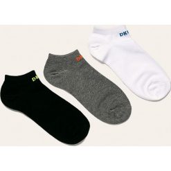 Dkny - Skarpetki (3-pack). Skarpetki męskie DKNY, z aplikacjami, z elastanu. W wyprzedaży za 59,90 zł.