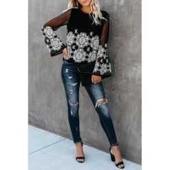 Damska bluzka TELANA. Czarne bluzki damskie IVET, xl, z aplikacjami, z tiulu, eleganckie, bez kołnierzyka, bez rękawów. W wyprzedaży za 79,00 zł.