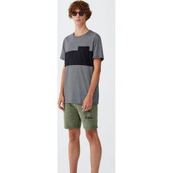 Koszulka z panelem i kieszonką. Czarne koszulki męskie Pull&Bear, m, bez wzorów, bez kołnierzyka, z krótkim rękawem, krótkie. Za 59,90 zł.