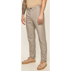 Calvin Klein - Spodnie. Szare spodnie męskie Calvin Klein, na co dzień, bez wzorów, z bawełny. W wyprzedaży za 299,90 zł.