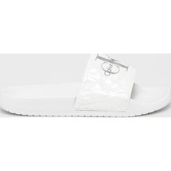 Calvin Klein Jeans - Klapki. Białe klapki damskie marki Calvin Klein Jeans, bez wzorów, z jeansu, bez obcasa, na płaskiej podeszwie. Za 299,90 zł.