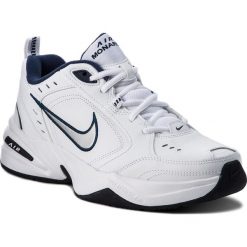 Buty NIKE - Air Monarch IV 415445 102 White/Metallic Silver. Białe buty fitness męskie Nike, z materiału. W wyprzedaży za 199,00 zł.