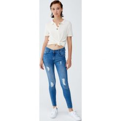 Jeansy push up z przetarciami. Szare jeansy damskie Pull&Bear. Za 109,00 zł.