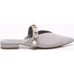Steve Madden - Klapki. Szare klapki damskie Steve Madden, bez wzorów, ze skóry, bez obcasa, na płaskiej podeszwie. W wyprzedaży za 239,90 zł.