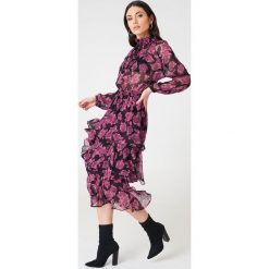NA-KD Boho Sukienka midi ze stójką - Purple,Multicolor. Fioletowe sukienki damskie marki NA-KD Boho, na co dzień, z aplikacjami, boho, ze stójką, bez rękawów, midi, proste. Za 202,95 zł.