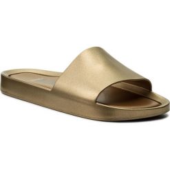Klapki MELISSA - Beach Slide Shine Ad 32291 Gold 19701. Żółte klapki damskie marki Melissa, bez wzorów, z tworzywa sztucznego, bez obcasa. W wyprzedaży za 189,00 zł.