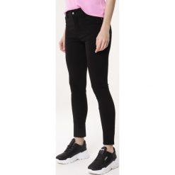 Czarne Spodnie Costume. Czarne spodnie damskie Born2be, z dzianiny. Za 49,99 zł.