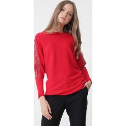Czerwony Sweter Octavia. Czerwone swetry damskie Born2be, s, z haftami, eleganckie, bez rękawów, długie, bez kaptura. Za 89,99 zł.