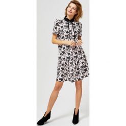 Sukienka z wiązaniem i falbaną. Różowe sukienki damskie Moodo, na co dzień, xl, w kwiaty, z poliesteru, retro, bez kołnierzyka, bez rękawów. Za 39,99 zł.