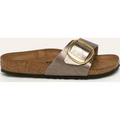 Birkenstock - Klapki Madrid Big Buckle. Pomarańczowe klapki damskie Birkenstock, bez wzorów, ze skóry ekologicznej, bez obcasa, na obcasie. W wyprzedaży za 279,90 zł.