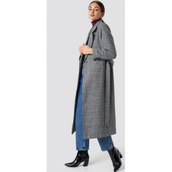 NA-KD Dwurzędowy płaszcz w szkocką kratę - Grey. Szare płaszcze damskie marki NA-KD, w paski, z poliesteru. Za 323,95 zł.