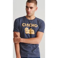 T-shirt ze świątecznym nadrukiem - Granatowy. Niebieskie t-shirty męskie Reserved, s, z nadrukiem, wizytowe, bez kołnierzyka. Za 29,99 zł.
