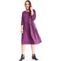 Melanżowa sukienka z falbaną i wiązaniem na plecach fioletowy. Fioletowe sukienki damskie N/A, plus size, bez wzorów, z wiskozy, z dekoltem na plecach, plus size, bez rękawów. Za 80,97 zł.