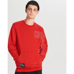 Bluza z nadrukiem - Czerwony. Czerwone bluzy męskie Cropp, s, z nadrukiem, bez kołnierzyka, bez rękawów, bez kaptura. Za 99,99 zł.