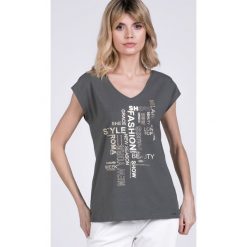 T-shirt z błyszczącymi napisami. Zielone t-shirty damskie Monnari, m, z napisami, z bawełny, z dekoltem w serek. W wyprzedaży za 39,95 zł.