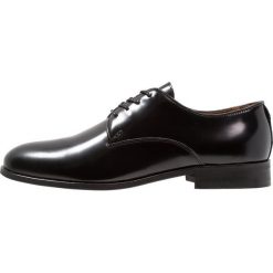 Shoe The Bear GASTON Eleganckie buty black. Czarne buty wizytowe męskie marki Shoe The Bear, ze skóry, na sznurówki. Za 589,00 zł.