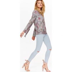 SWETER DAMSKI W KWIATY, Z DZIANINY Z POŁYSKIEM I WIĄZANIEM PRZY RĘKAWIE. Brązowe swetry damskie Top Secret, na lato, w kwiaty, z dzianiny, bez rękawów, długie, bez kaptura. W wyprzedaży za 49,99 zł.