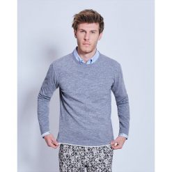 Sweter wełniany w kolorze niebieskim. Niebieskie swetry męskie Cacharel, m, z wełny, klasyczne, z okrągłym kołnierzem. W wyprzedaży za 399,95 zł.
