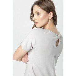 Szary T-shirt Aclurgh. Szare bluzki damskie Born2be, s, bez wzorów, z dzianiny, z okrągłym kołnierzem, z krótkim rękawem. Za 54,99 zł.