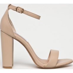 Steve Madden - Sandały Carrson. Brązowe sandały damskie marki Steve Madden, ze skóry, na obcasie, na klamry. Za 429,90 zł.