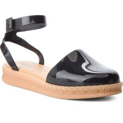 Sandały MELISSA - Espadrille + Jason Wu 32353 Black/Beige 51496. Czarne klapki damskie Melissa, bez wzorów, z tworzywa sztucznego, bez obcasa. W wyprzedaży za 239,00 zł.