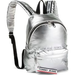 Plecak TOMMY JEANS - Tjw Logo Tape Mi Backpack AW0AW07495 Silver 0I1. Szare plecaki damskie Tommy Jeans, bez wzorów, z jeansu, eleganckie, bez dodatków. Za 399,00 zł.