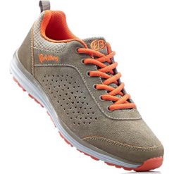 Kombinezon z szerokimi nogawkami bonprix czarny z nadrukiem. Czarne buty sportowe męskie bonprix, z nadrukiem, bez kołnierzyka, bez rękawów. Za 99,99 zł.