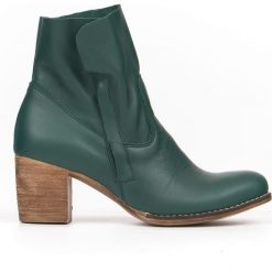Botki na słupku z wywijaną cholewką - skóra naturalna - model 454 - kolor zielony. Zielone botki damskie Zapato, na wiosnę, ze skóry, eleganckie, za kostkę, na wysokim obcasie, na obcasie, na zamek. W wyprzedaży za 319,20 zł.