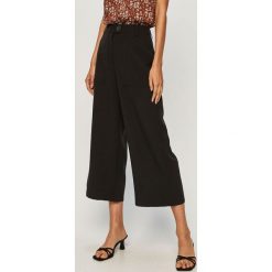 Vero Moda - Spodnie. Czarne spodnie damskie Vero Moda, bez wzorów, z elastanu, z podwyższonym stanem. W wyprzedaży za 149,90 zł.